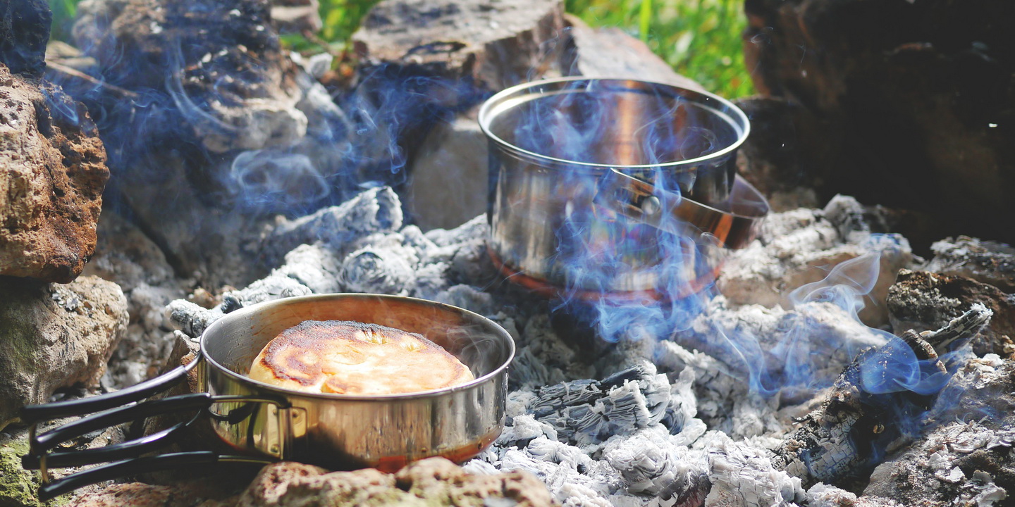 Kochen direkt am Feuer, gemeinfreies Foto von Pixabay Kochen am Lagerfeuer